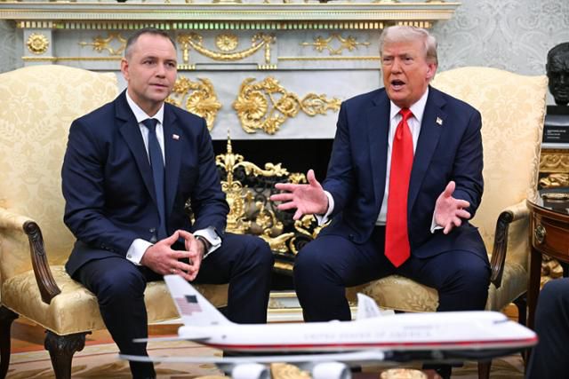 도널드 트럼프(오른쪽) 미국 대통령과 카롤 나브로츠키 폴란드 대통령이 3일 미 워싱턴 백악관 대통령 집무실(오벌오피스)에서 정상회담을 하고 있다. 워싱턴=EPA 연합뉴스