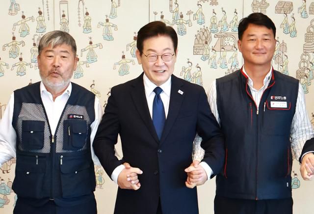 이재명 대통령이 4일 서울 용산구 대통령실 청사에서 열린 양대노총 위원장 오찬 간담회에서 양경수(오른쪽) 민주노총 위원장, 김동명 한국노총 위원장(왼쪽)과 기념촬영을 하고 있다. 뉴시스