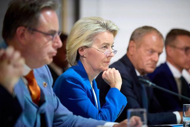 바르트 드 베버(왼쪽부터) 벨기에 총리, 우르줄라 폰데어라이엔 유럽연합(EU) 집행위원장, 도날트 투스크 폴란드 총리, 알렉산데르 스투브 핀란드 대통령이 4일 프랑스 파리 엘리제궁에서 열린 의지의 연합 정상회의에 참석해 의견을 나누고 있다. 파리=UPI 연합뉴스