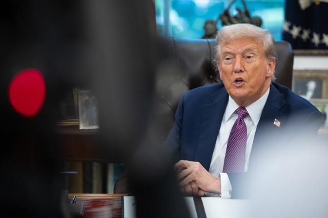 도널드 트럼프 미국 대통령이 5일 워싱턴 백악관 대통령 집무실에서 기자들의 질문에 답하고 있다. 워싱턴=UPI 연합뉴스