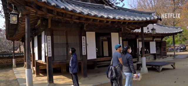 메기 강 감독이 애니메이션 'K팝 데몬 헌터스' 제작 전 제작팀 10명과 함께 한국을 찾아 한옥을 둘러보며 찍은 영상. 넷플릭스 영상 캡처