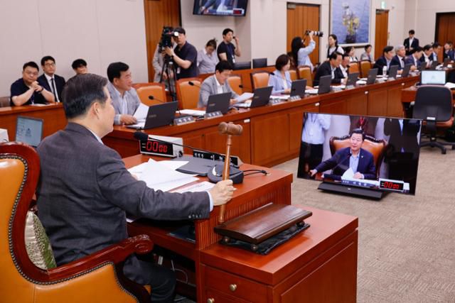 8월 25일 서울 여의도 국회에서 열린 산업통상자원중소벤처기업위원회 제428회 국회 제3차 전체회의에서 이철규 위원장이 의사봉을 두드리고 있다. 뉴스1