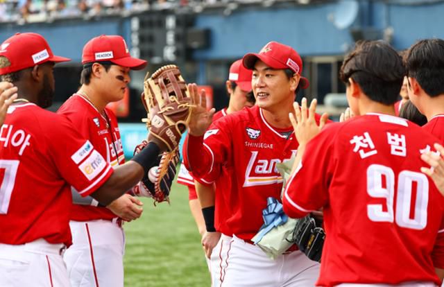 SSG 김광현(가운데)이 7일 잠실 LG전에서 개인 통산 2,000탈삼진을 달성한 뒤 동료들의 축하를 받고 있다. 뉴시스