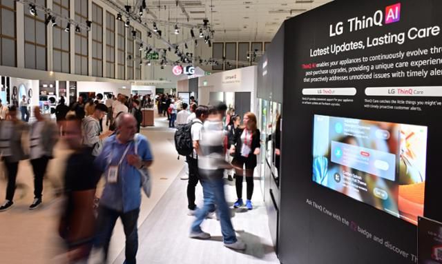 독일 베를린에서 열리고 있는 'IFA 2025' LG전자 부스에서 관람객들이 관람하는 모습. LG전자 제공