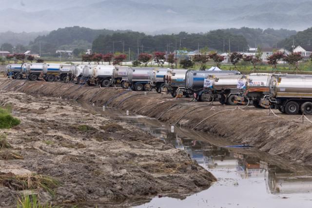 4일 강원 강릉시 사천면의 한 취수장에서 펌프 트럭들이 물을 싣고 있다. 강릉=뉴시스