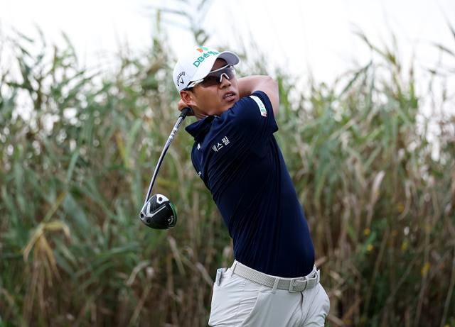 문도엽이 7일 전남 영암군 골프존카운티 영암45에서 열린 KPGA 파운더스컵 4라운드 3번 홀에서 티샷을 하고 있다. KPGA 제공