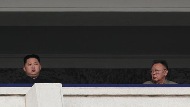 2010년 10월 10일 조선노동당 창당 65주년을 맞아 북한 평양에서 열린 대규모 열병식에 김정일(오른쪽) 당시 국방위원장과 김정은 당 중앙군사위원회 부위원장이 참석해 있다. 연합뉴스