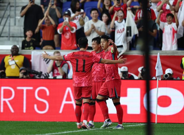 손흥민이 미국과의 친선경기에서 전반 선제골을 넣고 동료들과 기뻐하고 있다. 해리슨=연합뉴스