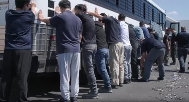 미국 이민세관단속국 ICE(U.S. Immigration and Customs Enforcement)가 조지아주 내 현대자동차그룹과 LG에너지솔루션 합작 배터리 공장 건설 현장의 한국인 직원 300여 명을 기습 단속·구금하는 영상을 공개했다. ICE 홈페이지 캡처