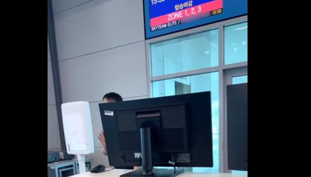 '최종 탑승 시간'을 어겼다는 이유로 항공기에 탑승하지 못한 승객이 항공사를 비난하며 올린 영상의 일부. 우측 상단 전광판에 '탑승 마감'이라고 표시돼 있다. 온라인 커뮤니티 캡처