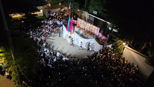 4일 서울 종로구 삼청동 갤러리현대 마당에서 국가 무형유산 서해안 배연신굿 및 대동굿 전승 교육사인 만신(萬神) 김혜경의 대동굿 퍼포먼스를 앞두고 관람객들이 모여 있다.뉴시스