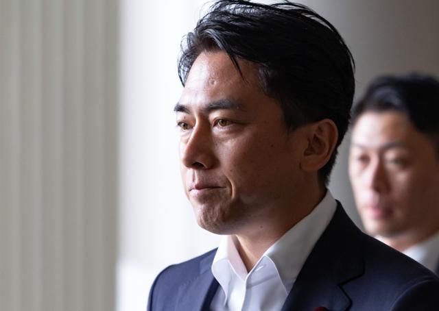 고이즈미 신지로 일본 농림수산장관이 지난달 9일 아시아태평양경제협력체(APEC) 식량안보장관회의 및 한중일 농업장관회의 등 참석차 서울 강서구 김포국제공항을 통해 입국하고 있다. 뉴시스