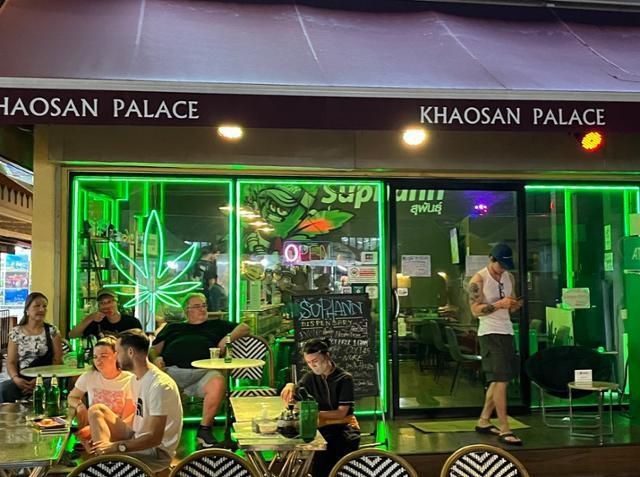 지난해 7월 태국 방콕 카오산로드의 한 대마 가게 앞에서 관광객들이 관련 제품을 섭취하고 있다. 방콕=허경주 특파원