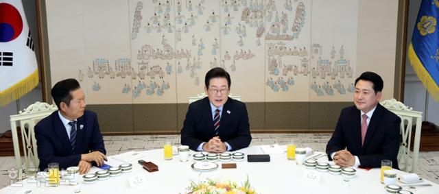 이재명 대통령이 8일 서울 용산 대통령실에서 정청래 더불어민주당 대표, 장동혁 국민의힘 대표와 가진 여야 오찬 회동에서 모두발언을 하고 있다. 왕태석 선임기자