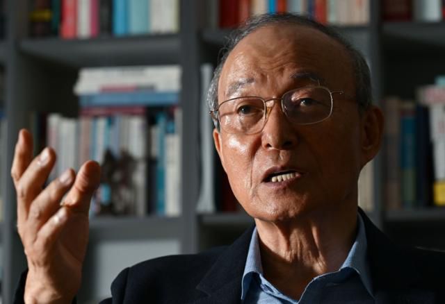 송민순 전 외교부 장관이 5일 서울 용산구 사무실에서 진행된 한국일보 인터뷰에서 김정은 북한 국무위원장의 중국 전승절 80주년 기념 열병식 참석 등 최근 급변하는 한반도 주변 정세에 대한 견해를 밝히고 있다. 최주연 기자