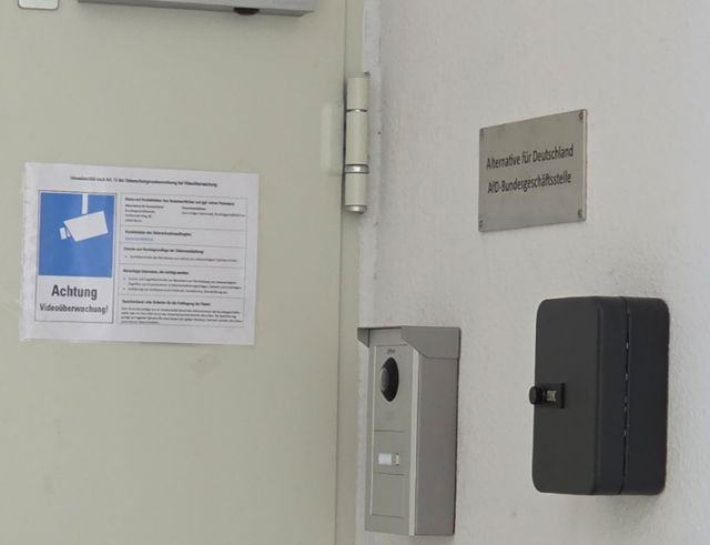 지난달 26일 독일 베를린 외곽에 위치한 극우 성향 AfD 당사. 출입구는 굳게 잠겨 있고 오른쪽에 AfD 풀네임이 명시돼 있다. 베를린=정승임 특파원
