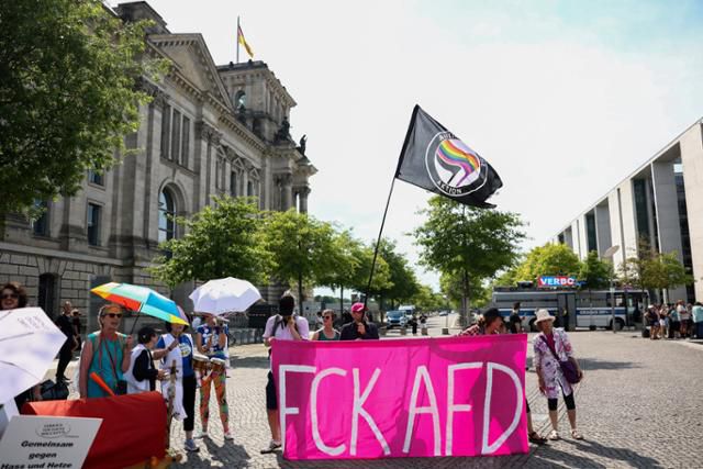 올 7월 20일 공영방송 ARD가 베를린 연방정부 청사 밖에서 알리스 바이델 AfD 공동대표 인터뷰를 하는 도중 시위대가 '빌어먹을 AfD'라는 가사를 무한 반복하는 노래를 틀며 방해하고 있다. 이 인터뷰는 ARD가 휴가철을 앞두고 원내 정당 대표를 차례로 만나는 연례행사였다. 베를린=로이터 연합뉴스