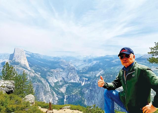 안정훈씨가 로드 트립 중 방문한 요세미티 국립공원에서 기념 촬영을 하고 있다. 에이블북 제공