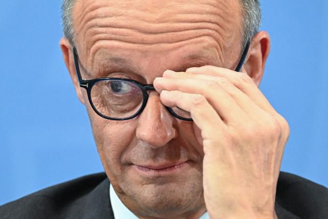 3일 프리드리히 메르츠 독일 총리가 베를린 총리관저에서 열린 기자회견에서 안경을 고쳐쓰고 있다.베를린=AFP 연합뉴스