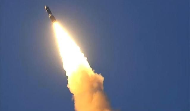 북한 조선중앙TV는 지난해 11월 김정은 국무위원장이 신형 대륙간탄도미사일(ICBM) '화성포-19'형 시험발사를 직접 지도했다고 보도했다. 조선중앙TV 캡처