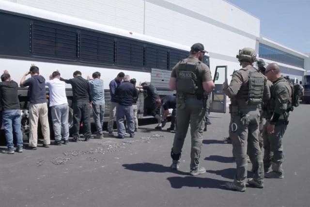 이달 4일 미국 이민세관단속국(ICE) 등 이민 당국이 조지아주 엘라벨에 있는 현대차그룹과 LG에너지솔루션 합작 배터리 회사 공장 건설 현장을 급습해 한국인 300여 명을 포함한 475명을 대거 체포하는 장면. ICE 홈페이지 캡처