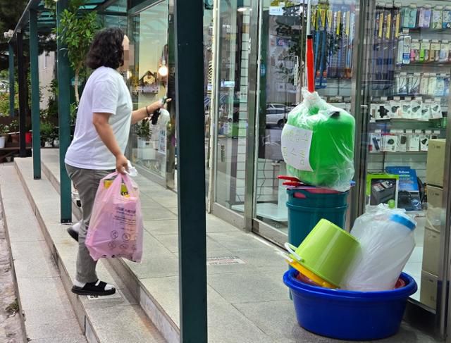 9일 강원 강릉시 내 한 생활용품점이 제한 급수 대비 생활용품을 모아 팔고 있다. 강릉=연합뉴스