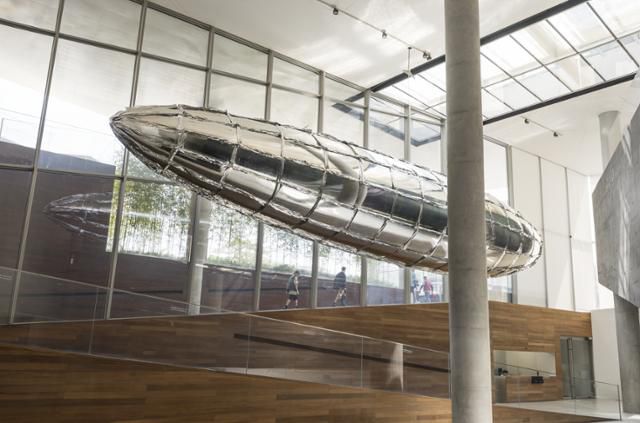 서울 용산구 리움미술관 '이불: 1998년 이후' 전시장 입구에 설치된 비행선 모양 작품 '취약할 의향-메탈라이즈드 벌룬'. 리움미술관 제공