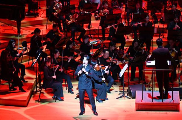 마이클 리가 11일 서울 송파구 롯데콘서트홀에서 열린 뮤지컬 갈라 '더 스테이지: 스리 레전즈'에서 열창하고 있다. 홍인기 기자