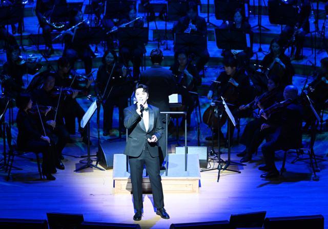 민우혁이 11일 서울 송파구 롯데콘서트홀에서 열린 뮤지컬 갈라 '더 스테이지: 스리 레전즈'에서 열창하고 있다. 홍인기 기자