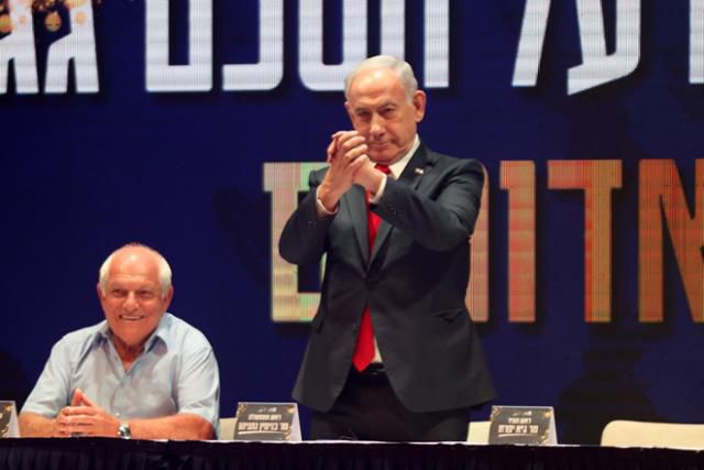 베냐민 네타냐후(오른쪽) 이스라엘 총리가 11일 요르단강 서안지구 점령지 내 이스라엘 정착촌 마알레 아두밈을 찾아 정착촌 개발 가속화를 위한 협정 서명식에서 연설하고 있다. 마알레 아두밈=AFP 연합뉴스