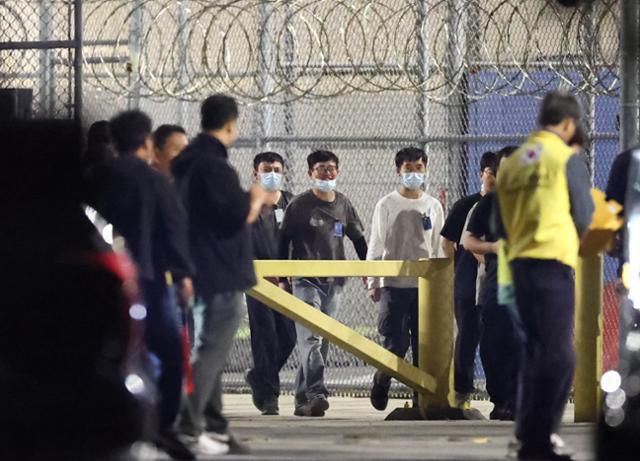 이민단속으로 체포됐던 현대차-LG엔솔 배터리공장 건설 현장 직원들이 애틀랜타 공항으로 향하기 위해 11일(현지시간) 미국 조지아주 포크스턴의 이민세관단속국(ICE) 구금시설을 나서고 있다. 포크스턴(미국 조지아주)=연합뉴스