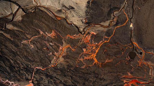 강릉의 상수원인 오봉저수지가 바닥을 드러냈다. 갈라진 바닥 위로 산화한 광물이 주황색 혈관처럼 퍼져 있다. 강릉=하상윤 기자