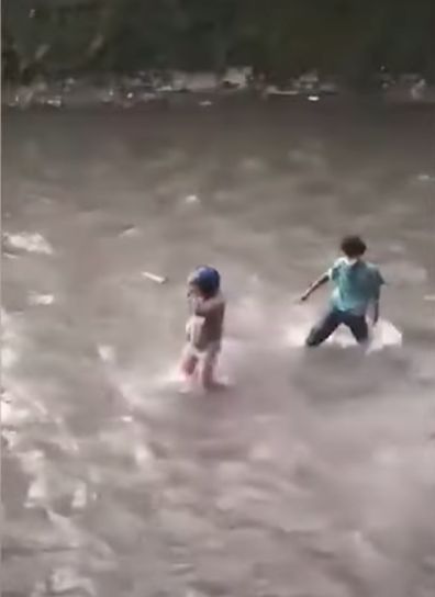 네팔 재무장관으로 추정되는 남성(왼쪽)이 속옷차림으로 헬맷을 착용한 채 강에서 시위대에게 쫓기고 있다. 유튜브 캡처