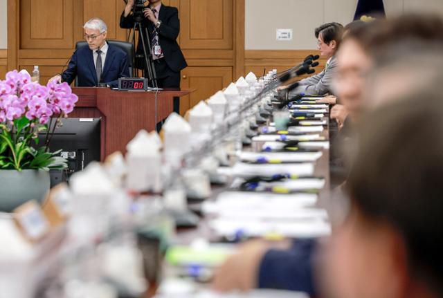 천대엽 법원행정처장이 12일 서울 서초구 대법원에서 열린 전국법원장회의 임시회의에 참석하고 있다. 뉴시스