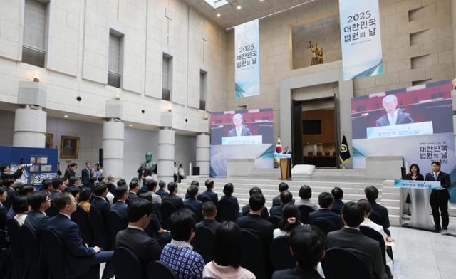 조희대 대법원장이 12일 오전 서울 서초구 대법원에서 열린 2025 대한민국 법원의 날 기념식에서 기념사를 하고 있다. 뉴스1