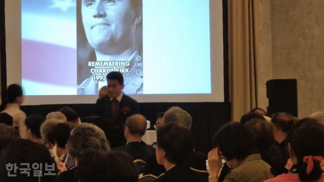 13일 미국 버지니아주 섄틸리의 한 호텔에서 열린 ‘워싱턴 트루스포럼’ 행사의 연사로 초청된 한국사 강사 출신 극우 유투버 전한길씨가 사흘 전 피격 사망한 미 청년 극우 논객 찰리 커크 추모 순서 도중 행사장에 입장하고 있다. 섄틸리=권경성 특파원