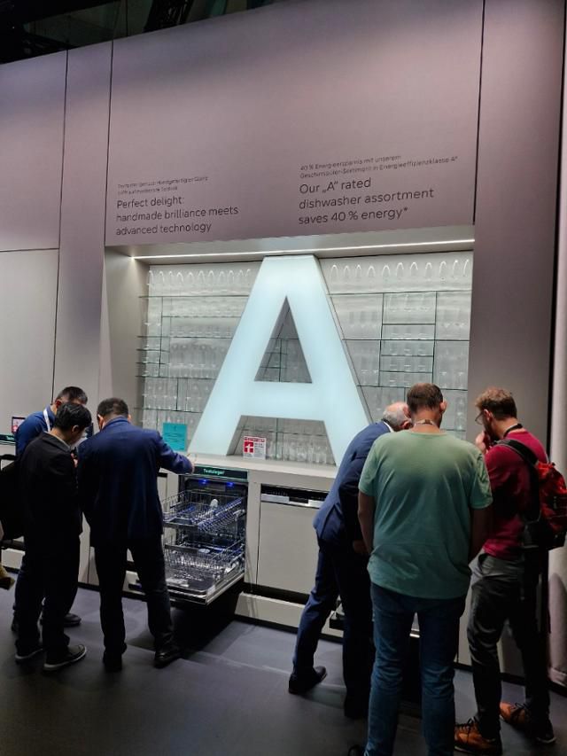 독일 지멘스 식기세척기 코너. 자사 A등급 제품은 식기를 분류해 맞춤형 세척으로 에너지를 40% 절감할 수 있다고 홍보하고 있다. 베를린=박민식 기자