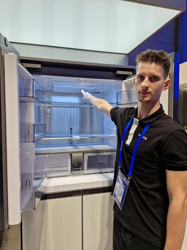 6일 독일 베를린 '국제가전박람회(IFA) 2025' 삼성전자 전시장에 전시된 비스포크 AI 냉장고. 안내자가 냉장고 천장에 장착된 '펠티어' 냉각 소재를 가리키고 있다. 베를린=박민식 기자