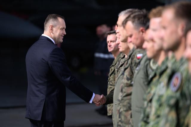 카롤 나브로츠키 폴란드 대통령이 러시아 드론 영공 침범 발생 직후인 11일, 제31 전술 공군기지를 방문해 군인들을 격려하고 있다. EPA 연합뉴스