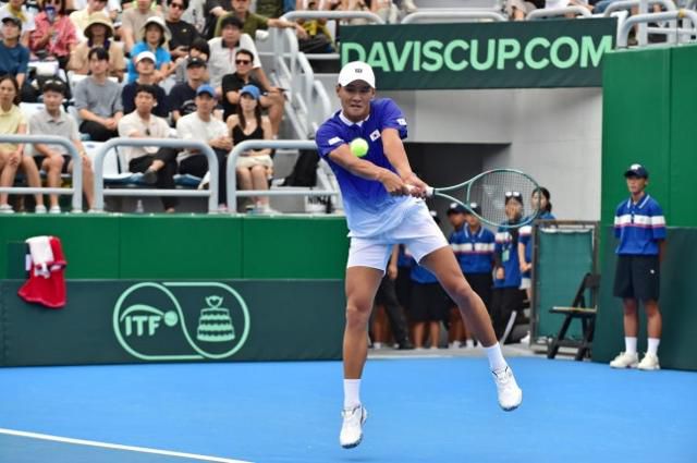 권순우가 12일 데이비스컵 2단식에서 카자흐스탄 에이스 알렉산드로 부블리크를 상대로 경기를 펼치고 있다. 대한테니스협회 제공