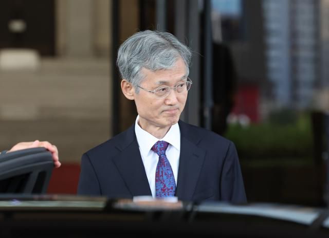 여권의 사퇴 압박을 받은 조희대 대법원장이 15일 오후 서울 서초구 대법원에서 입을 굳게 다문 채 퇴근하고 있다. 뉴시스