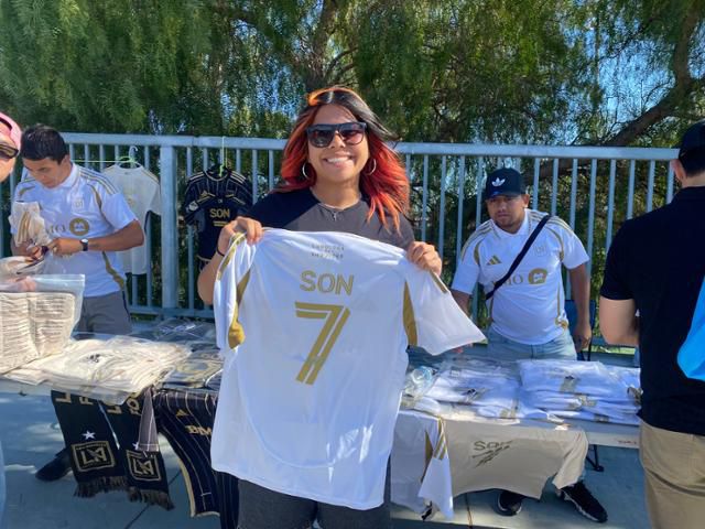 조던 토바르가 13일 미국 캘리포니아 샌타클래라 리바이스 스타디움 앞에서 7번 유니폼을 들어보이며 웃고 있다. 실리콘밸리=박지연 특파원