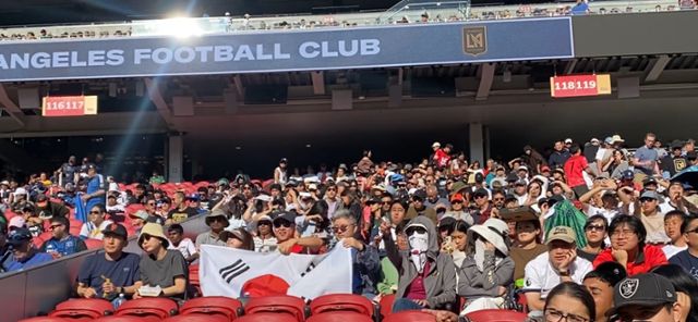 13일 미 캘리포니아 샌타클래라 리바이스 스타디움에서 한국인들이 태극기를 들고 응원하고 있다. 실리콘밸리=박지연 특파원