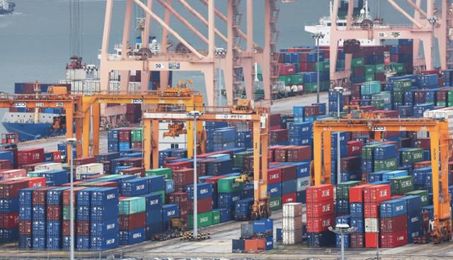 경기도 평택항에 컨테이너가 쌓여 있는 모습. 연합뉴스