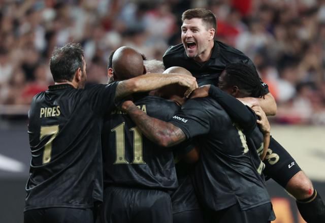 14일 서울월드컵경기장에서 열린 2025 아이콘 매치에서 웨인 루니가 선제골을 넣자 스티브 제라르 등 FC스피어 동료들이 기뻐하고 있다. 뉴시스