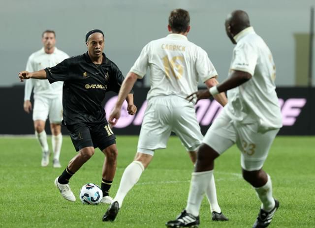 호나우지뉴가 14일 서울월드컵경기장에서 열린 2025 아이콘 매치에서 드리블 돌파를 시도하고 있다. 뉴시스