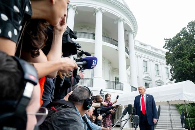 도널드 트럼프(오른쪽) 미국 대통령이 16일 미 워싱턴 백악관의 남쪽 잔디밭(사우스론)에서 대통령 전용 헬기(마린원)에 탑승하기 전에 취재진과 만나고 있다. 워싱턴=AFP 연합뉴스
