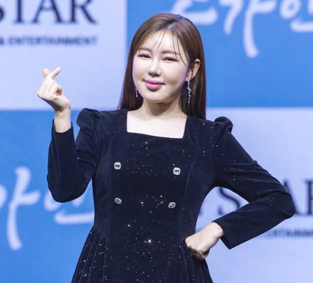 송가인의 1인 기획사가 대중문화예술기획업 미등록 상태로 운영을 해 온 사실이 알려진 가운데, 소속사 측이 고개를 숙였다. 가인달엔터테인먼트, 제이지스타 제공