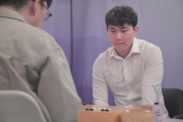 박정환 9단이 18일 경기 성남 K바둑 스튜디오에서 열린 제48기 SG배 한국일보 명인전 패자조 결승에서 박민규 9단과 대국을 펼치고 있다. 한국기원 제공