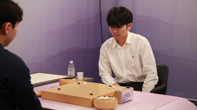 한국랭킹 1위 신진서 9단이 15일 경기 성남 K바둑 스튜디오에서 열린 승자조 결승에서 박정환 9단과 대국을 펼치고 있다. 한국기원 제공